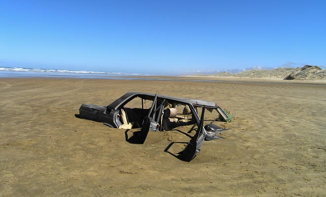 À moins de louer un véhicule adapté (4x4 par exemple), vous n'êtes pas autorisé à rouler sur n'importe quel terrain. Rouler sur la célèbre plage 90 mile beach par exemple, peut ruiner votre séjour en cas d'enlisement.