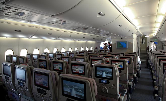 Each seat is equipped with a screen that allows you to choose your program (movie, series, music, video games ...). Headphones are distributed by staff.