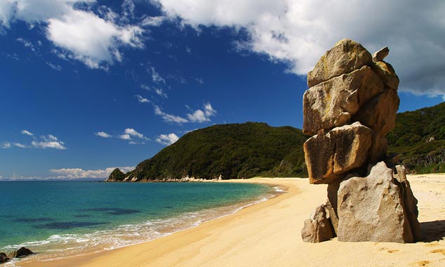 Les formations rocheuses étranges marquent le paysage.