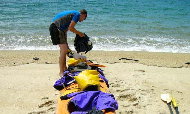 Le kayak est insubmersible et dispose de compartiments étanches.