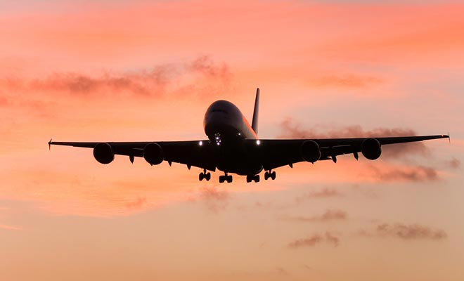 To join the country of the long white cloud, you will probably borrow an A380 model. Imagine a plane with two floors! The quality of service on board is generally exemplary and you will have a little more room for your legs.