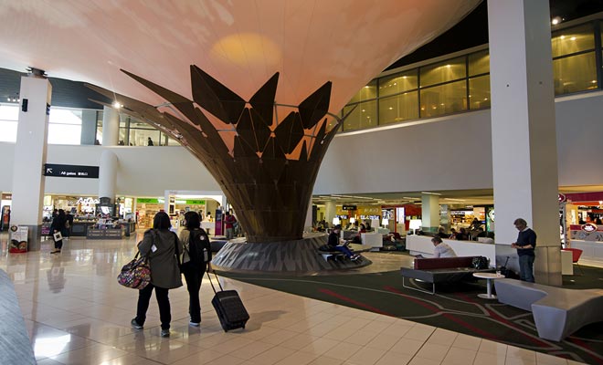 Votre visa vous permet d'entrer et sortir du territoire autant de fois que vous le souhaitez. Ce qui vous permet de passer les fêtes en France par exemple, si vous en avez les moyens bien entendu.