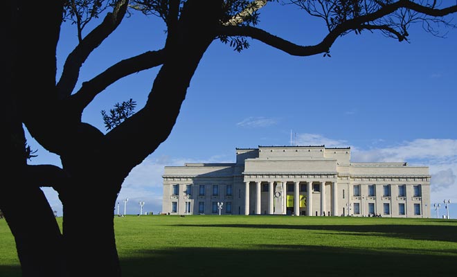 Auckland Domain is the largest green space in the city. The huge lawn next to the museum hosts outdoor concerts. You can also stroll through the forest and admire the statues.