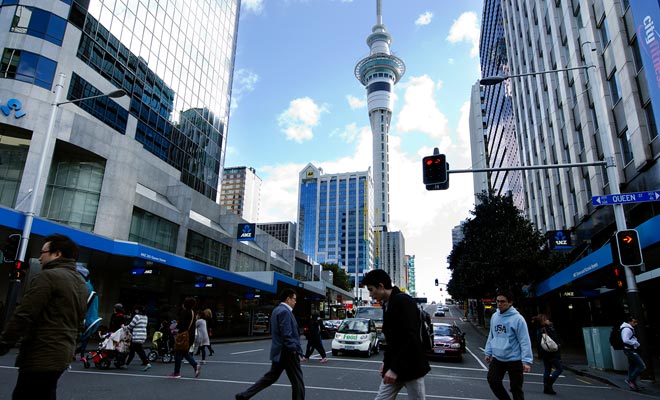 La Nouvelle-Zélande possède un taux d'endettement faible, et le chômage est faible. Si les salaires sont plus faibles qu'en Australie ou en France, la qualité de vie exceptionnelle compense largement cet inconvénient.