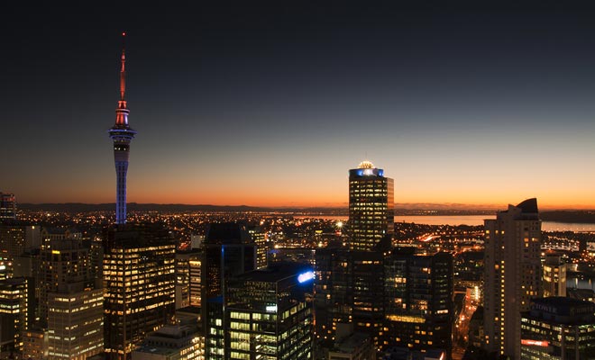 To regain a proper rhythm of life, it is necessary to wait until night fell before going to bed. This way, your biological clock regains its marks. Of course, if you are exhausted, you can go to sleep at once.