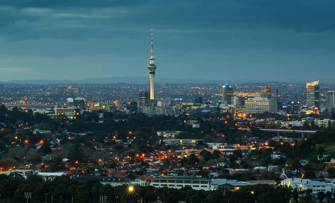 La majorité des voyageurs en visa vacances travail atterrissent à Auckland. La ville compte de nombreuses auberges de jeunesse idéales pour nouer des contacts entre les nouveaux arrivants et les anciens voyageurs qui repartent.