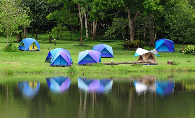Les auberges de jeunesse louent parfois le terrain attenant à l'auberge pour du camping. Une aubaine si votre budget est plutôt serré.