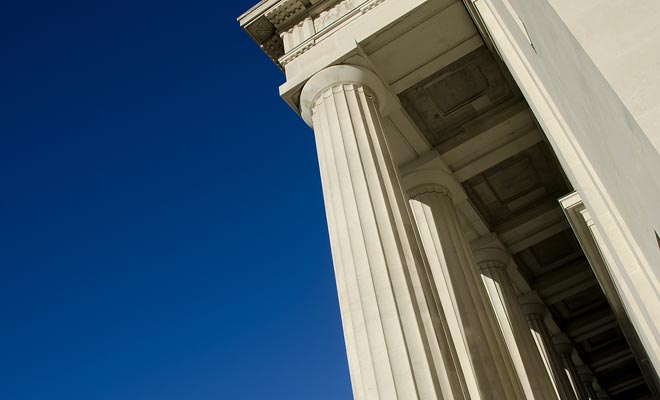 Les quatre plus grandes banques du pays sont la Kiwi bank, l'ANZ, la BNZ et la Westpac. Chacune d'entre elles propose des comptes courant adaptés aux profils des jeunes voyageurs.