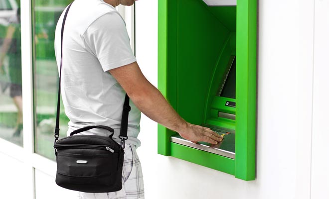 La carte EFTPOS est une carte bancaire qui permet essentiellement de retirer des liquidités ou de payer dans des commerces. Sa principale limitation concerne les achats par Internet.