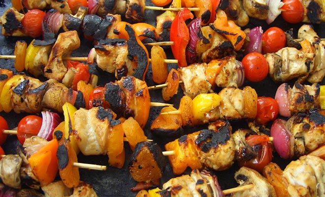 Le barbecue est une tradition sacrée et l'on ne vous pardonnera pas votre absence même s'il pleut. Apportez des salades si vous êtes invité, et régalez-vous !