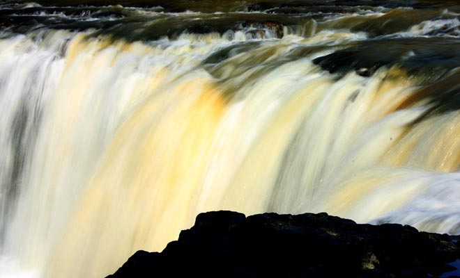 The ideal time to visit the Haruru Falls is at nightfall. Superb lighting has been installed and the show is even more beautiful than in the day.