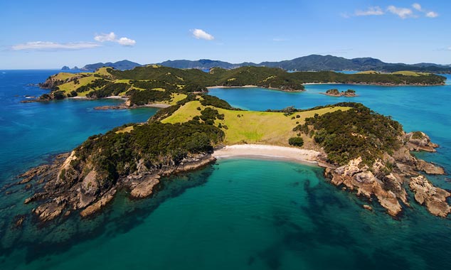 La baie compte 144 îles avec des ruines d'anciens villages fortifiés.