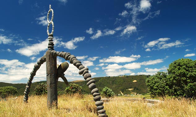 Le monument en hommage au Rainbow Warrior à Mataury Bay.