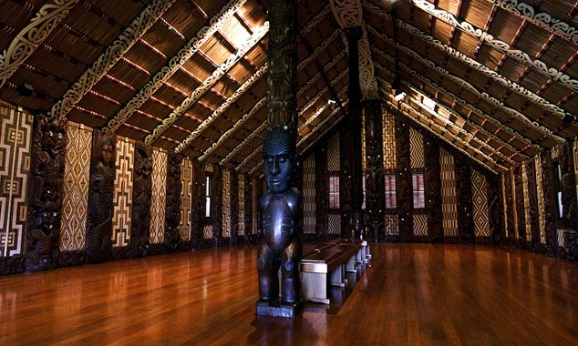 Chaque pillier sculpté de la Whare Runanga représente une tribu.