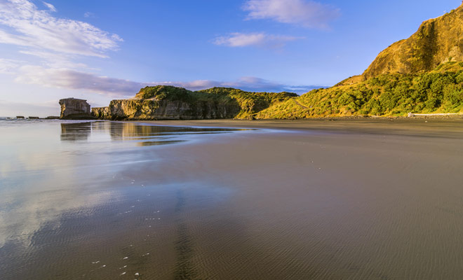Raglan's most famous beach attracts surfers from all around the world and occasionally the world championships of the discipline.