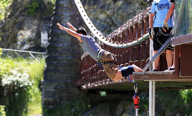 Bungee jumping generally takes place from the top of a bridge and the fall is between 30 and 50 meters.