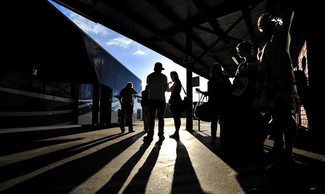 Le transport des bagages en bus est loin d'être idéal.