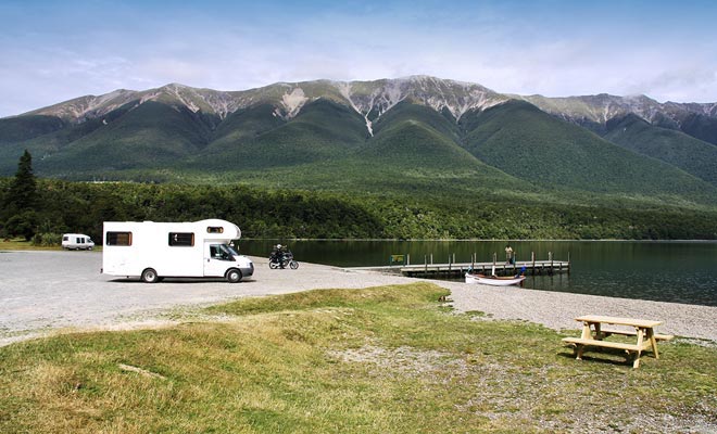 Le camping-car ne permet de réaliser des économies que si l'on prépare son voyage à l'avance. Faute de quoi, vous devrez payer votre stationnement dans les campings payants. Ajoutez le prix du transport d'une île à l'autre en Ferry, et vous pouvez vite vous retrouver dans le rouge.