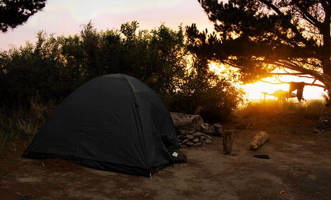 Freedom camping is allowed in New Zealand. In reality, it is now forbidden near tourist places or in some cities like Queenstown or Rotorua. Always ask for permission before planting your tent somewhere.
