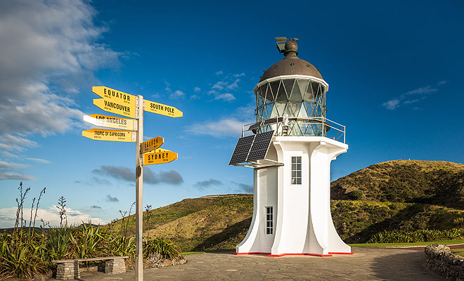 Inaugurated in 2011, the trail of Te Araroa Trail leaves from Cape Reinga to the northern tip and crosses all the New Zealand during 3000 km. It is one of the longest hikes in the world.