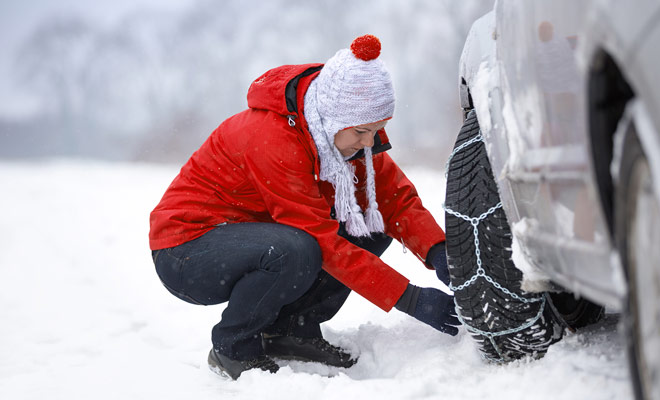 The use of snow chains to drive is quite rare, unless you decide to reach the ski resorts before the snowplow. And outside of winter, the question obviously does not arise.