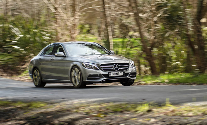 Aside from the more enjoyable driving, the main advantage of a sedan is the size of its trunk which allows more luggage to be stored. This is the choice of vehicle recommended for a family trip.