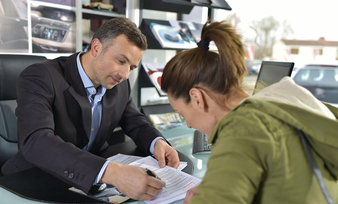 Before receiving the keys of the car, you will have to sign the rental contract and pay the balance as agreed. These formalities are generally settled in a quarter of an hour unless there are many people in the agency.