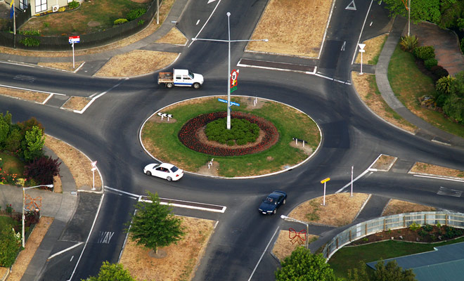 La circulation dans les ronds-points en Nouvelle-Zélande est en réalité simplifiée par la présence d'indications de céder le passage à chaque entrée.