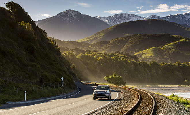 La perspective de conduire à gauche inquiète souvent les voyageurs alors qu’il suffit en général de quelques jours pour s'habituer et commencer à se sentir à l’aise. Néanmoins, il faudra se montrer vigilant quitte à rouler moins vite qu’à l’accoutumée.