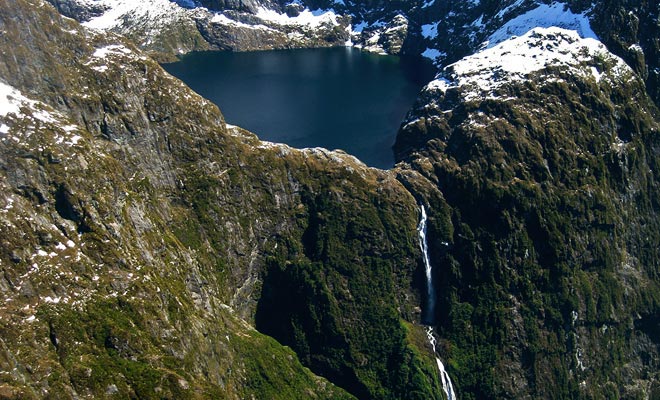 The Browne Falls which pours into the fiord falls from 836 meters of altitude. This is the ninth highest fall in the world!