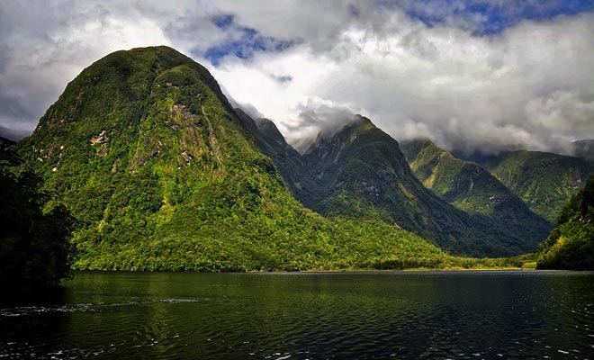 Although Doubtful Sound can be reached, it is still extremely difficult for a film crew to access. Despite its legendary beauty, the fiord does not appear in the films of Peter Jackson.