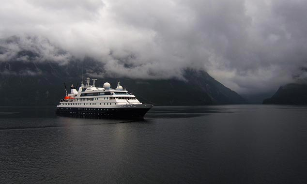 Quelques navires de croisières naviguent sur le fjord.