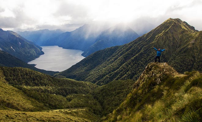 Being deposited by helicopter is one of the few solutions to access the Fjord. There is also the seaway, and the traditional excursion on a day.