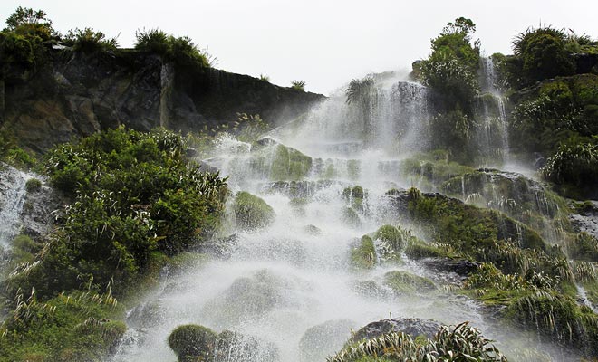 The Fiordland is one of the wettest regions on Earth. The seven meters of rain that flow every year feed the hundreds of waterfalls in the fjord.
