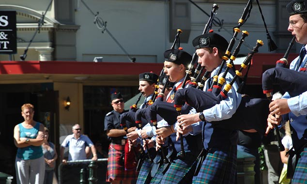 Bagpipes players in Scottish dress.