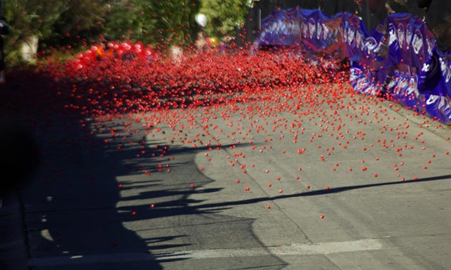 30.000 bonbons jaffas sont déversés durant le festival du chocolat.