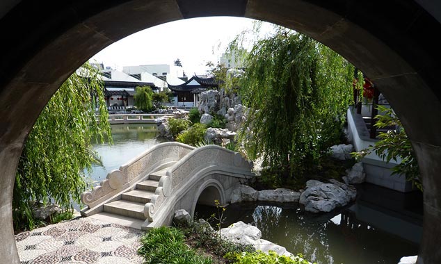 Le jardin chinois est construit avec des pierres de Chine.