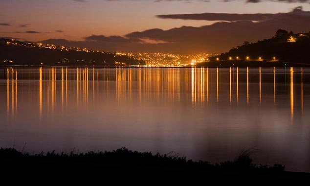 La nuit tombe sur le port.