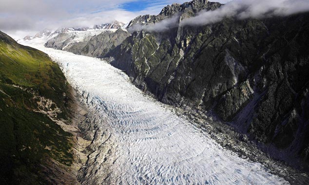 Le Fox Glacier s'étire sur 13 km pour rejoindre la vallée.