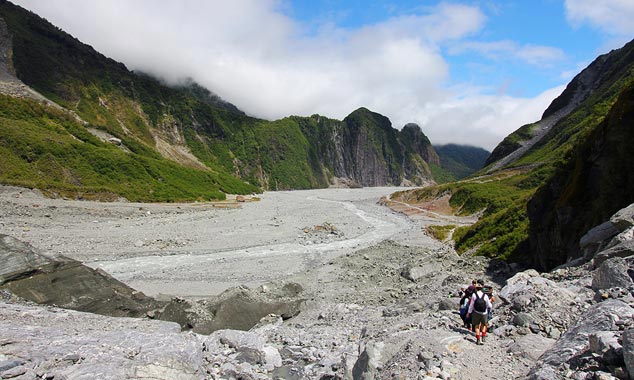 Retour dans la vallée en suivant la moraine.
