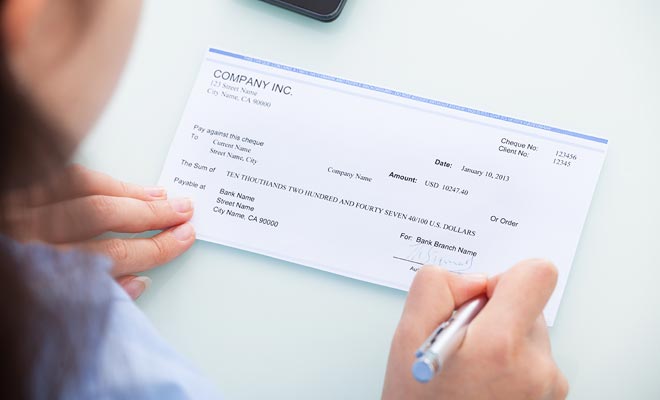 S'il est possible de payer son loyer mensuellement, les propriétaires réclament habituellement le paiement à la semaine. Le règlement se fait par chèque ou par virement.