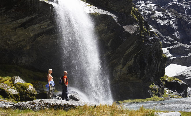 The so-called onion technique consists of dressing lightly with several layers of clothing that can be added or removed easily depending on the weather.