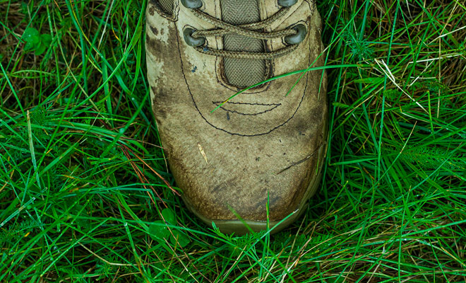 The footwear should not be completely watertight, because the foot should be able to breathe, but you must find a middle ground so as not to have your feet wet.