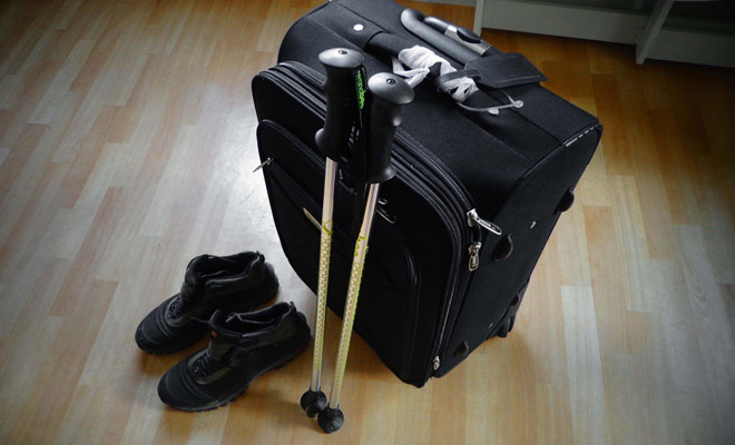 Do not wait until the last minute to prepare your suitcase! You must be certain that the shoes and hiking poles will fit in it. These two accessories occupy a considerable place.