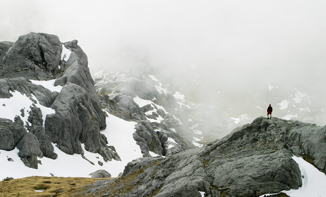 As New Zealand's weather is subject to sudden changes, the entire landscape may be plunged into the fog. The traveler who is not equipped and who has not monitored the weather the day before is exposed to the risk of making a bad fall.