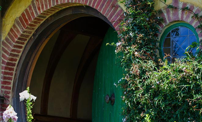 The half-open door at Bag End reveals a piece of corridor. Alas, you will not be able to visit the interior, because it was only reconstituted in studio in Wellington.