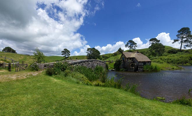Le pont et le moulin sont construits en pierre véritable. Ils figurent dans la scène d'ouverture du film lorsque Gandalf arrive dans le village.