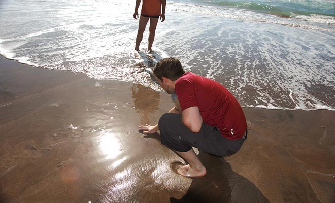 One way to ensure that the source is under our feet is to touch the sand with your hand. If you feel some heat, then you can use your shovel.