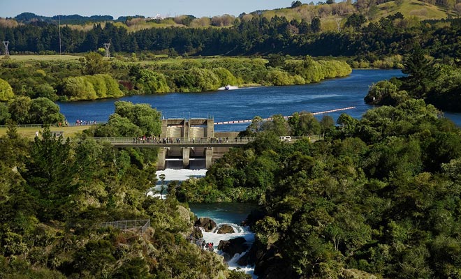 The sounding siren indicates that the dam will open within a few minutes. It is important to avoid getting stuck in the river bed at this time.