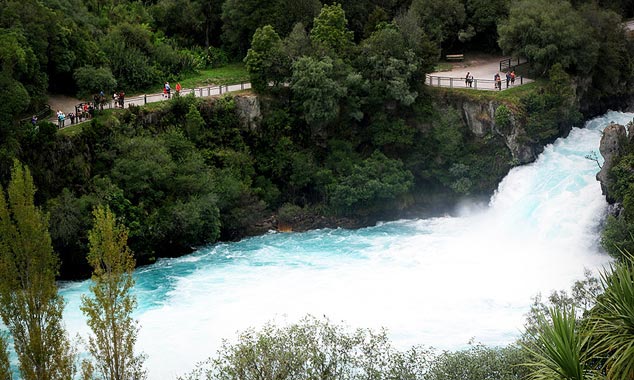 A belvedere allows to admire the Huka Falls.